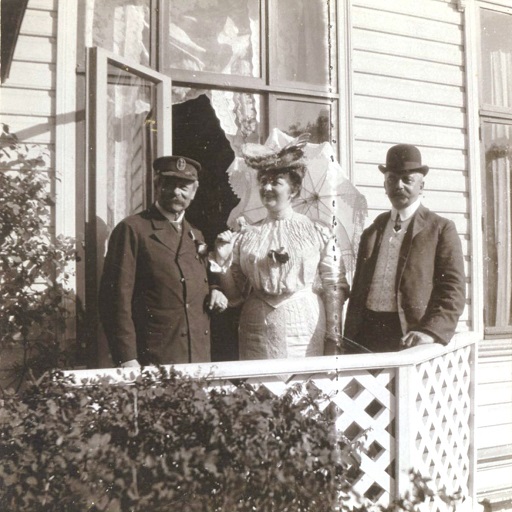 Jürgen Tiedemann mit seiner Tochter Magdalene und ihrem Ehemann Thorvald von Krogh Beyer in Bergen, Norwegen.